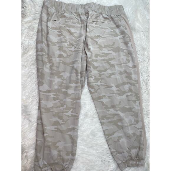 Athleta Women's Brooklyn Camo Jogger Size 24 Tan NWT - Picture 12 of 16